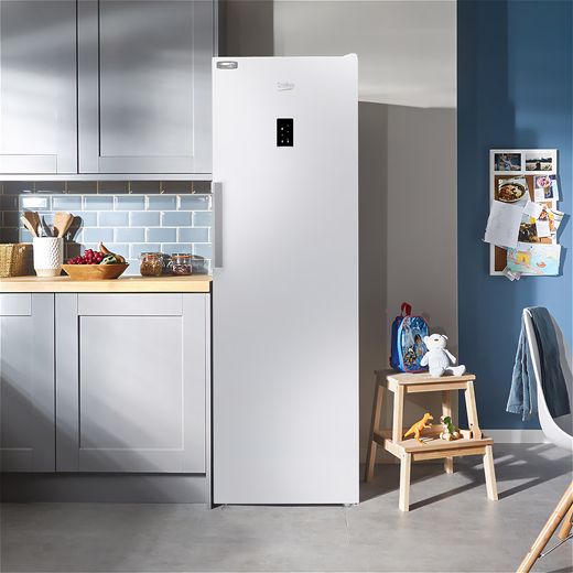 Beko HarvestFresh™ LNP4686LVW Fridge - White - Fridge freezer in kitchen